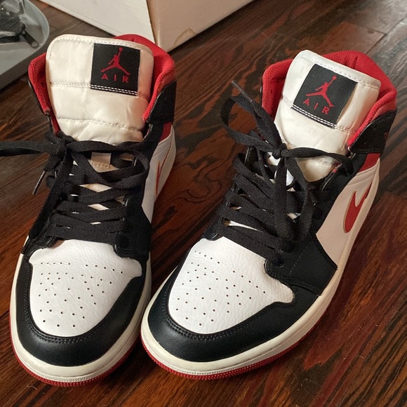 Air Jordan retro 1 mid “bred” size 9.5 men’s 🔥🔥🔥 great condition CLASSIC! - Picture 2 of 5